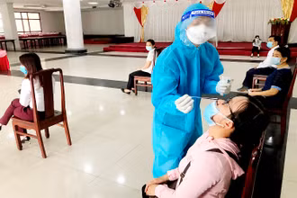 Tích cực lấy mẫu xét nghiệp sàng lọc phát hiện F0 trong cộng đồng tại tỉnh Sóc Trăng.