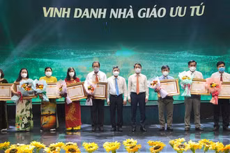 Trao danh hiệu Nhà giáo ưu tú cho các thầy, cô giáo.