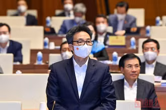 Phó Thủ tướng Chính phủ Vũ Đức Đam đăng đàn, làm rõ thêm những vấn đề mà các đại biểu Quốc hội nêu trong phiên chất vấn sáng 11/11. (Ảnh: LINH NGUYÊN)