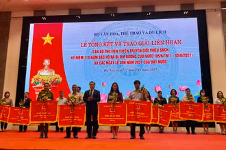 Trao giải tại Liên hoan cán bộ thư viện tuyên truyền giới thiệu sách kỷ niệm 110 năm Bác Hồ ra đi tìm đường cứu nước.
