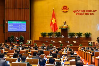 Quốc hội biểu quyết thông qua Nghị quyết về dự toán ngân sách nhà nước năm 2022 sáng 13/11. (Ảnh: LINH NGUYÊN)
