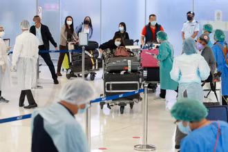 Nhóm khách du lịch nước ngoài đầu tiên đến sân bay Suvarnabhumi, Bangkok, hôm 1/11, ngày đầu tiên của chiến dịch mở cửa trở lại của đất nước, một phần trong kế hoạch của chính phủ Thái Lan nhằm hồi sinh ngành du lịch đang lao đao vì đại dịch. (Ảnh: REUTERS)