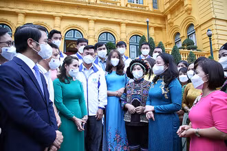 Phó Chủ tịch nước Võ Thị Ánh Xuân (hàng đầu, thứ 3 từ trái sang trong ảnh), trò chuyện cùng các thầy, cô giáo tham gia Chương trình “Chia sẻ cùng thầy cô” năm 2021. 