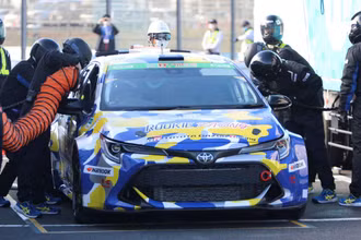 Tiếp nhiên liệu cho chiếc xe Toyota chạy hydro thử nghiệm. Ảnh: Reuters.