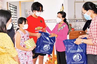 Lãnh đạo huyện Bình Chánh, TP Hồ Chí Minh thăm và tặng quà trẻ mồ côi (Ảnh minh họa: Khánh Trình).