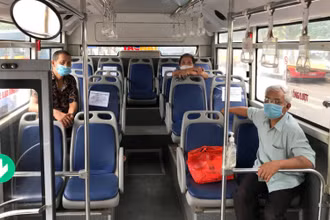 Hành khách bảo đảm ngồi giãn cách khi đi xe buýt.