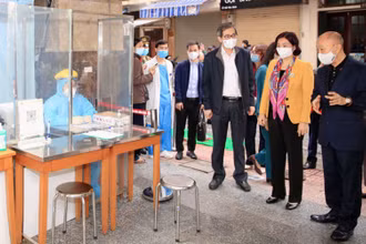 Phó Bí thư Thường trực Thành ủy Hà Nội Nguyễn Thị Tuyến kiểm tra công tác phòng, chống dịch Covid-19 tại quận Ba Đình (Hà Nội). (Ảnh: Quang Thái)