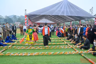 Không khí vui tươi của Ngày hội đại đoàn kết toàn dân tộc tại sân vận động xóm Quyết Tâm, xã Trung Lương, huyện Định Hoá, tỉnh Thái Nguyên. (Ảnh: DUY LINH)