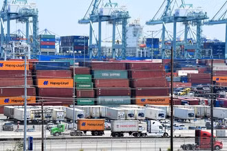 Bốc dỡ container hàng hóa tại cảng Long Beach, California, Mỹ. (Ảnh: TTXVN)