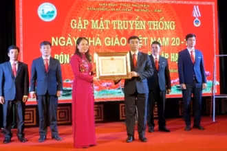 Phó Chủ tịch nước Võ Thị Ánh Xuân trao Huân chương Độc lập hạng Nhì cho Trường Đại học Nông lâm Thái Nguyên. (Ảnh: THẾ BÌNH)