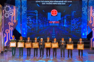 Các đồng chí: Đỗ Văn Chiến, Bí thư Trung ương Đảng, Chủ tịch Ủy ban Trung ương Mặt trận Tổ quốc Việt Nam; Ủy viên Trung ương Đảng, Phó Thủ tướng Vũ Đức Đam trao giải cho các tác giả, nhóm tác giả có công trình đoạt giải. (Ảnh: NINH CƠ)