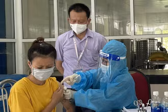 Trung tâm Kiểm soát bệnh tật Quảng Bình tổ chức tiêm vaccine cho công nhân tại thành phố Đồng Hới.