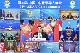 Thủ tướng Trung Quốc Lý Khắc Cường (giữa) dự Hội nghị Cấp cao ASEAN-Trung Quốc lần thứ 24 diễn ra dưới hình thức trực tuyến, ngày 26/10/2021. Ảnh: THX/TTXVN