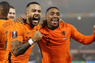 Bergwijn (phải) và Depay giúp Hà Lan giành vé dự VCK World Cup 2022. (Nguồn: Getty Images)