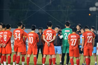 Thầy trò huấn luyện viên Park Hang-seo trong buổi tập tối 15/11. (Ảnh: VFF)