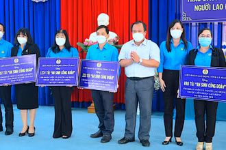 Phó Chủ tịch UBND tỉnh Cà Mau (áo trắng) trao tượng trưng túi “An sinh Công đoàn” cho đại diện các tổ chức công đoàn trong tỉnh.