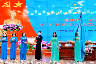 Chủ tịch Hội Liên hiệp Phụ nữ Việt Nam Hà Thị Nga trao Huân chương Lao động hạng Nhì của Chủ tịch nước tặng cán bộ, hội viên, phụ nữ thành phố Hải Phòng.