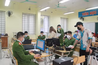 Công an quận Hoàng Mai phối hợp Công an phường Mai Động làm thủ tục cấp CCCD gắn chíp cho người dân tại điểm tiêm chủng.