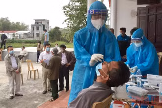 Xét nghiệm cho người dân xã Vũ Đoài, huyện Vũ Thư, tỉnh Thái Bình để bóc tách F0 ra khỏi cộng đồng.