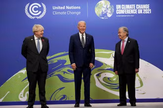 Tổng Thư ký Liên hợp quốc Antonio Guterres (phải), Thủ tướng Anh Boris Johnson (trái) và Tổng thống Mỹ Joe Biden tại Hội nghị COP26. (Ảnh: Reuters)