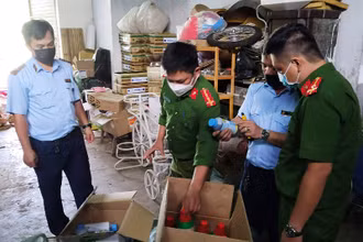 Đoàn kiểm tra tiến hành kiểm đếm hàng hóa vi phạm.