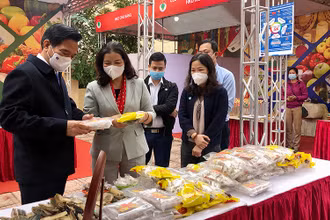 Lãnh đạo Sở Công thương Hà Nội thăm quan các gian hàng tại Tuần hàng Việt TP Hà Nội tổ chức tại huyện Ba Vì.