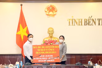 Phó Chủ tịch UBND tỉnh Bến Tre Nguyễn Thị Bé Mười tiếp nhận hỗ trợ từ Phó Chủ tịch UBND tỉnh Long An Phạm Tấn Hòa.