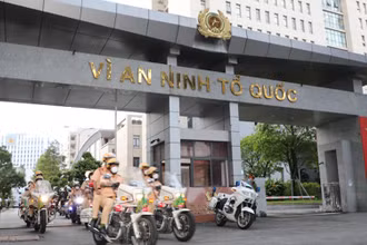 Các lực lượng Công an thành phố Hồ Chí Minh diễu hành, ra quân tấn công, trấn áp tội phạm.