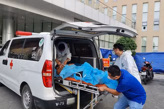 Bệnh nhân được đưa vào đất liền để tiếp tục điều trị. (Ảnh Bệnh viện Quân y 175 cung cấp)