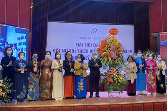 Đồng chí Đỗ Văn Chiến, Bí thư Trung ương Đảng, Chủ tịch Ủy ban Trung ương Mặt trận Tổ quốc Việt Nam tặng hoa chúc mừng Đại hội.
