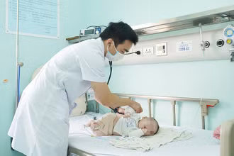 Một bệnh nhi nhiễm virus hợp bào hô hấp đang được điều trị tại Bệnh viện Nhi Trung ương.