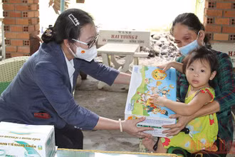 Lãnh đạo tỉnh Vĩnh Long thăm và trao tặng quà cho cháu Cao Thị Kim Ngân. 