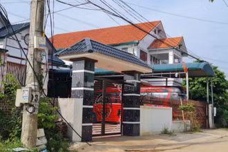 Dãy nhà bê-tông cốt thép xây dựng trên đất không được phép tại thôn 7, xã Kim Long (Tam Dương, Vĩnh Phúc).