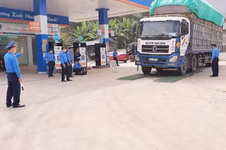 Một xe quá tải trên quốc lộ 70. (Ảnh: Tổng cục Đường bộ Việt Nam)
