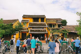 Khách quốc tế đến Hội An. 