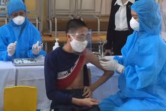 Trẻ em trên địa bàn tỉnh Thái Bình được tiêm mũi 1 vaccine Pfizer ngừa Covid-19.