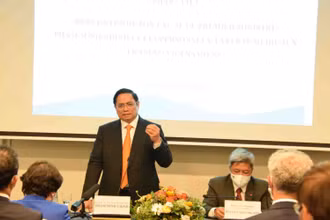 Thủ tướng Chính phủ Phạm Minh Chính gặp gỡ các bác sĩ, chuyên gia y tế Pháp - Việt. (Ảnh: VGP)