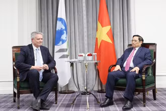 Thủ tướng Phạm Minh Chính tiếp Tổ chức Hợp tác và Phát triển kinh tế (OECD) Mathias Cormann. (Ảnh: Dương Giang/TTXVN)