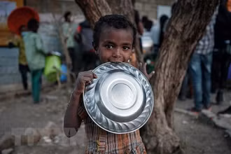 Trẻ em tại trại tị nạn ở Mekele, khu vực Tigray, Ethiopia. (Ảnh: AFP/TTXVN)