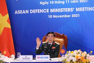 Đại tướng Phan Văn Giang, Bộ trưởng Quốc phòng tham dự Hội nghị hẹp Bộ trưởng Quốc phòng các nước ASEAN, tại điểm cầu Hà Nội. (Ảnh: Trọng Đức)
