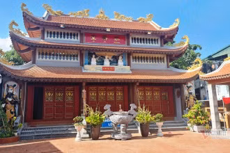Từ nhà gỗ 3 gian nay Nhà thờ họ Lê Hữu trở thành ngôi chùa bằng bê tông cốt thép 3 tầng.