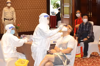 Lấy mẫu xét nghiệm Covid-19 cho các du khách quốc tế đầu tiên tới Phú Quốc (Ảnh: Tổng cục Du lịch) 