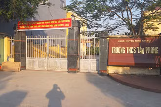 Trường THCS xã Tân Phong có nhiều học sinh nhiễm Covid-19.