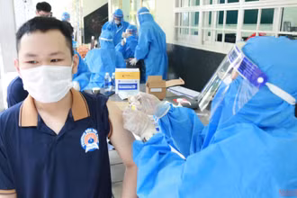 Tiêm vaccine phòng Covid-19 cho học sinh tại Đồng Nai.