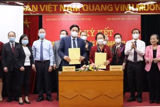 Quang cảnh lễ ký kết hợp tác giữa 2 bên. (Ảnh: Báo điện tử Đảng Cộng sản Việt Nam)