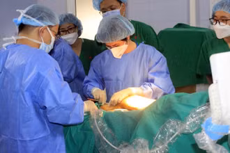 Các bác sĩ can thiệp cho bệnh nhân.