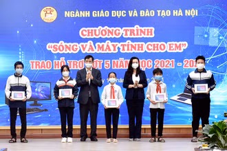 Các Phó giám đốc Sở: Phạm Xuân Tiến, Trần Lưu Hoa trao máy tính cho đại diện các em học sinh có hoàn cảnh khó khăn huyện Ba Vì.
