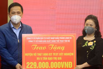 Trao 1.000 kít xét nghiệm Covid-19 và 5 tấn gạo trị giá 229 triệu đồng cho huyện Vũ Thư.