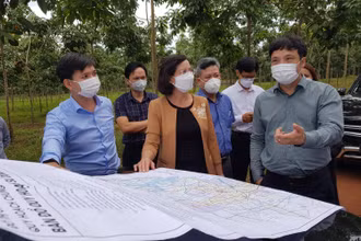 Lãnh đạo tỉnh Bình Phước và lãnh đạo Công ty Cổ phần FPT khảo sát thực địa để hợp tác đầu tư.