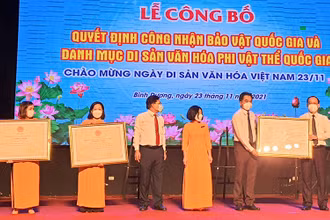 Lãnh đạo tỉnh Bình Dương trao Quyết định công nhận Bảo vật quốc gia và Di sản văn hóa phi vật thể quốc gia cho lãnh đạo Sở Văn hóa, Thể thao và Du lịch tỉnh.